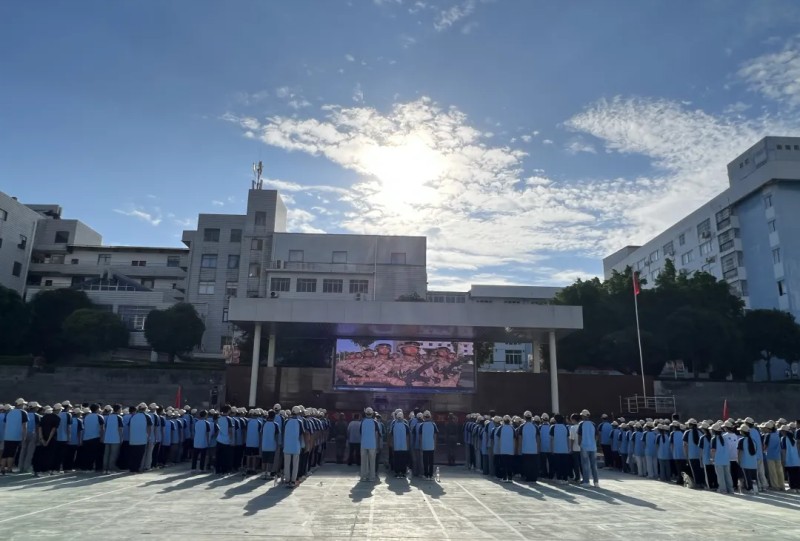 新生活动——桂林技师学院2025级新生集中观看阅兵训练视频《胜利荣光》