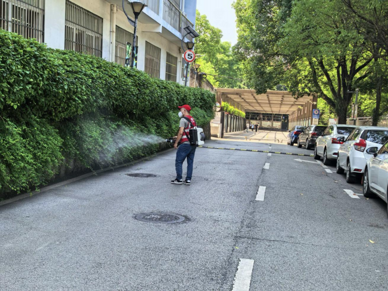 学院开展夏季全域灭蚊灭蟑螂专项消杀工作